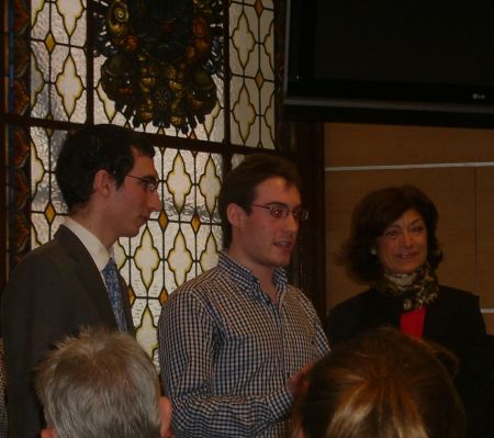 Ricardo, Josué and Esther Domínguez, then Dean of the ZTF-FCT, in the ceremony of the III Prizes to students who have best boradcasted the image of the University of the Basque Country