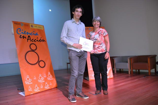 Josué Tonelli Cueto recogiendo el premio de PIkasle en XIV Ciencia en Acción